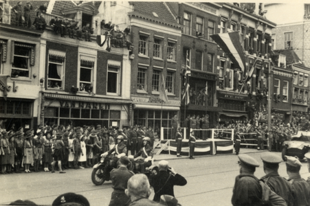 605156 Afbeelding van de Memorial D-Day Parade van de 3rd Canadian Infantry Division op het Vredenburg te Utrecht.